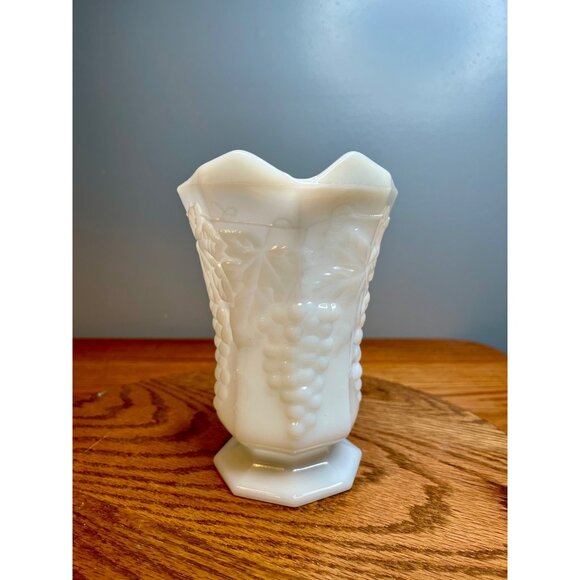 Vintage Anchor Hocking Harvest Grape Milk Glass White Pitcher - Picture 2 of 10